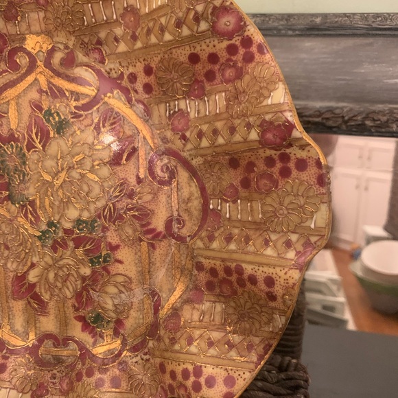 Decorative Oriental Style Plate with Scalloped Edge - Picture 3 of 6